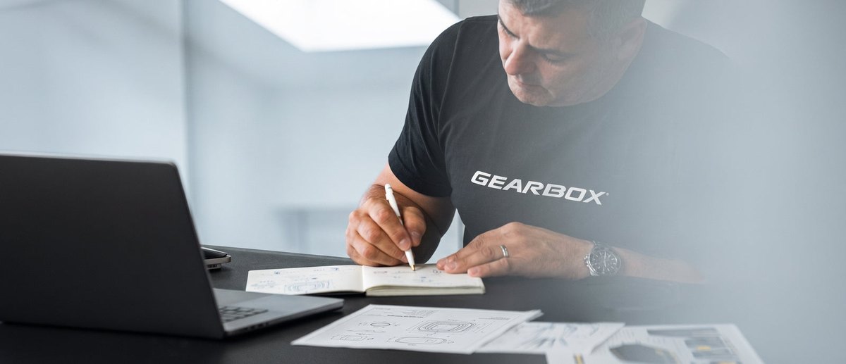 Rafael Filippini, kỹ sư sáng lập Gearbox, đang phác thảo bên bàn làm việc