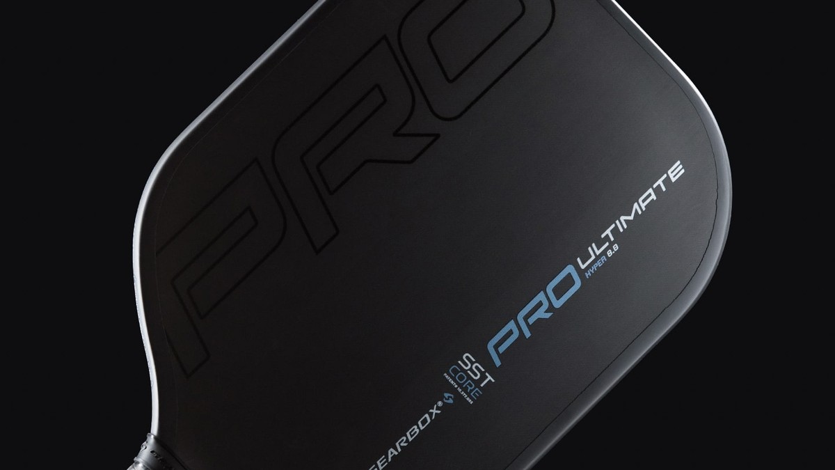 Mặt vợt Gearbox Pro Ultimate Hyper chụp nghiêng trên nền tối