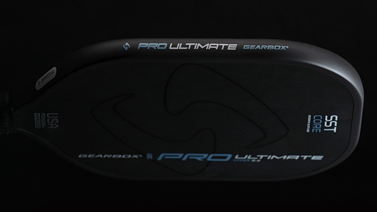 Pro Ultimate Hyper đặt nằm ngang trên nền tối, lộ rõ thân vợt dáng rộng