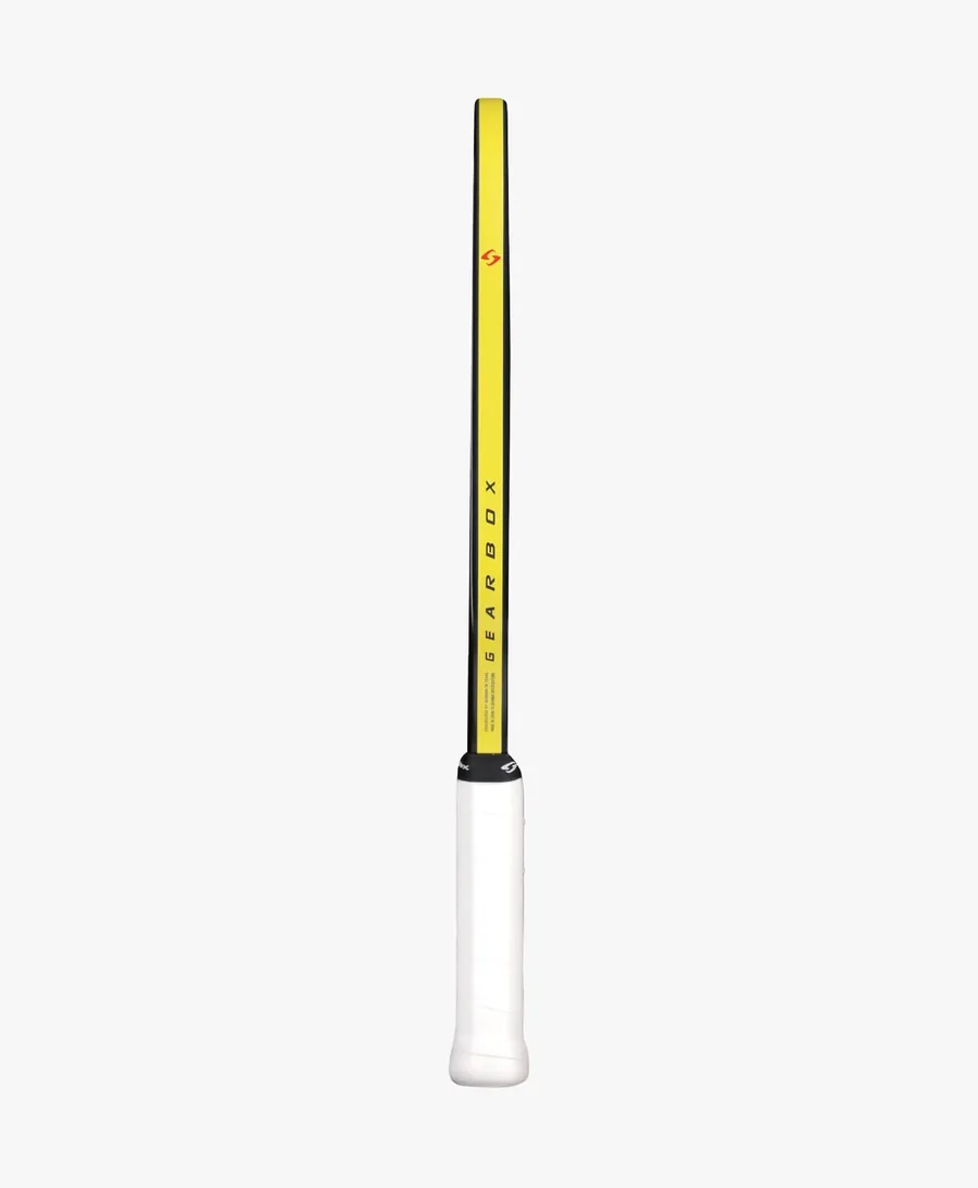 Cạnh vợt Pressure X 8E cho thấy độ dày 16mm và viền khung vàng neon