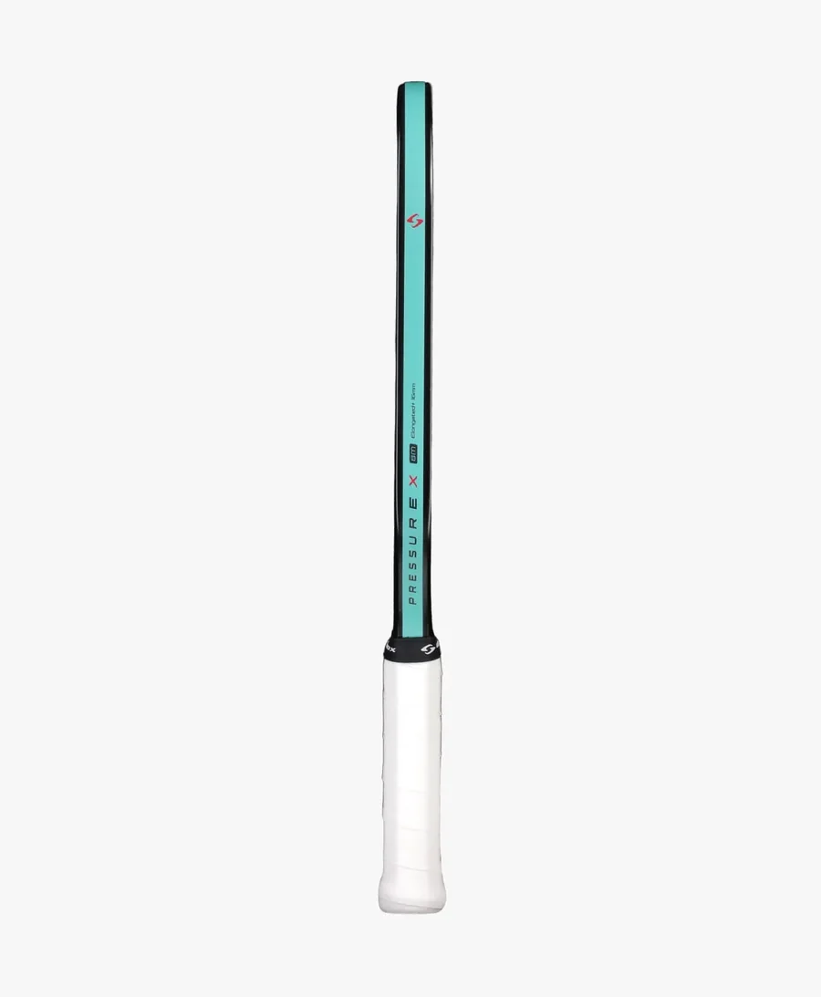 Cạnh vợt Pressure X 8M cho thấy độ dày 16mm và viền khung xanh ngọc